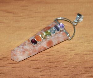 Wholesale Natural Stone Sunstone Chip Pendents With Seven Chakra Gemstone Beads-Gemstone Seven Chakra Chip Beads Pendents